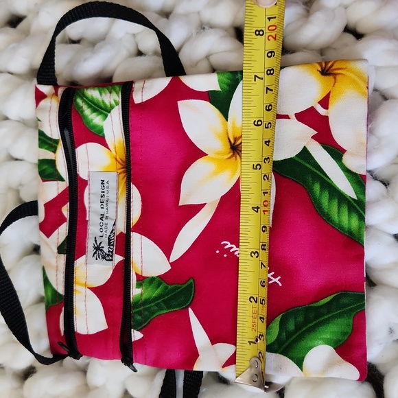Hawaiian Crossbody Bag, Floral pink/white design. 'Local Designz' 2 zip pockets - Picture 8 of 9